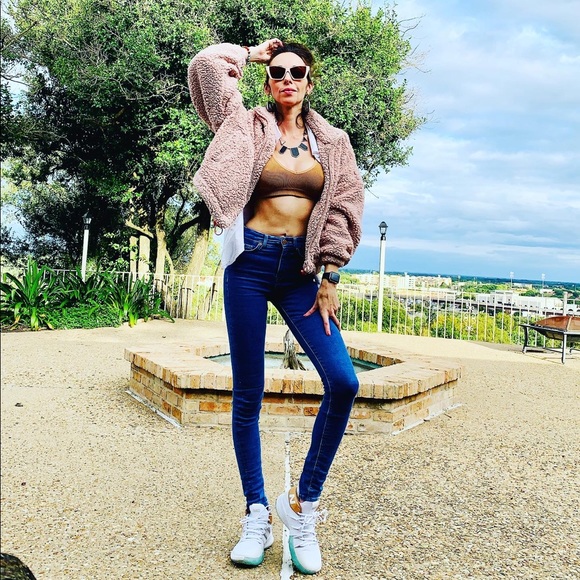 Meet your Posher, Zelina - Picture 5 of 5